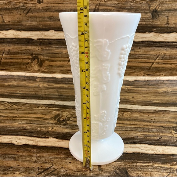 Milk Glass vase Harvest Grape pattern - Picture 8 of 12